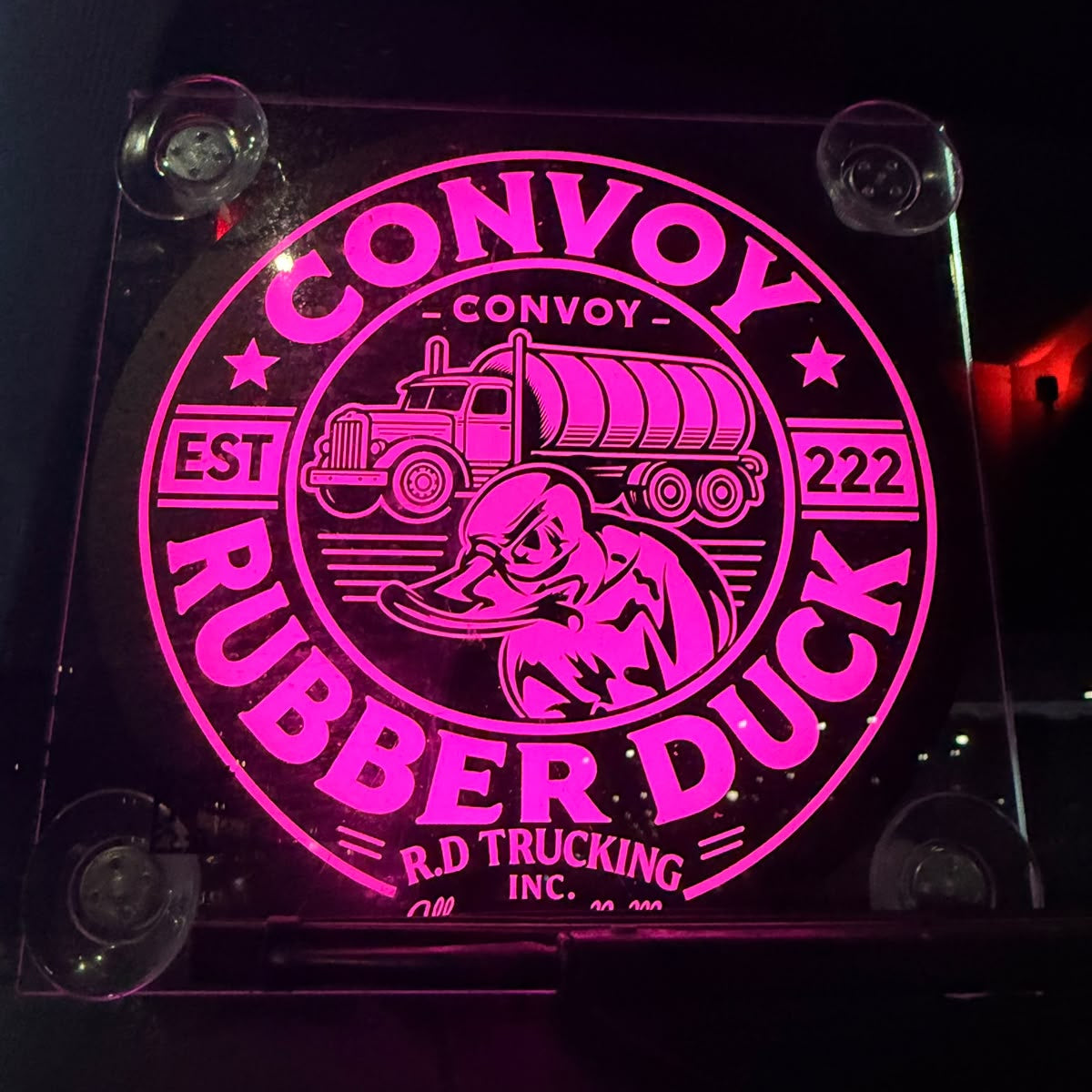 Ronde lichtbak met eigen ontwerp: roze verlicht Convoy-logo